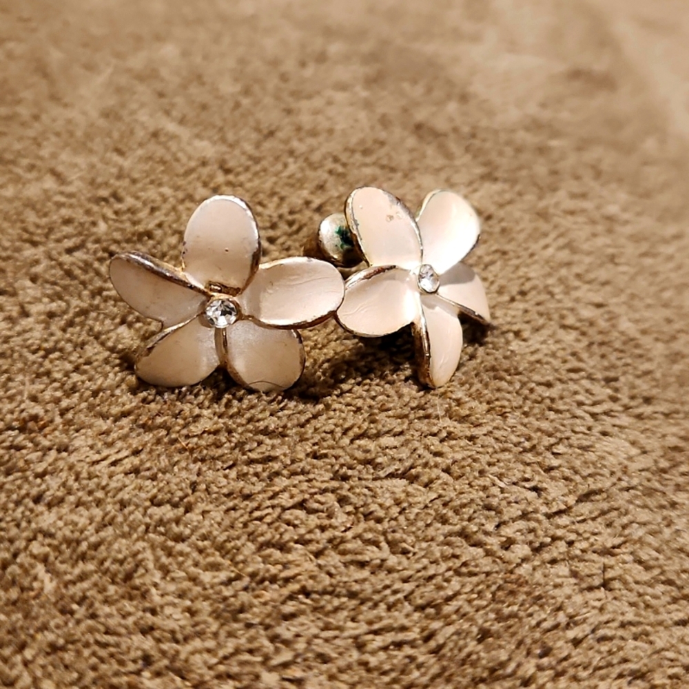 White flower post earrings